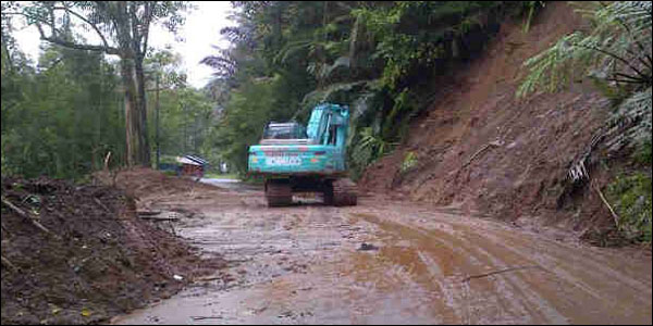 Pembersihan sisa material longsoran di jalur jalan Tomohon-Manado.