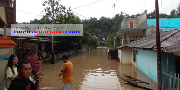 Akses jalan di Kelurahan Taas Tertutup banjir