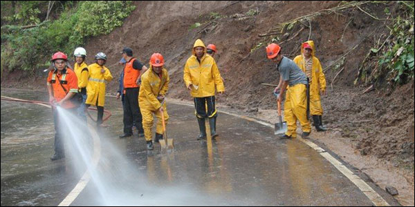 Sisa material longsor dibersihkan oleh petugas BPBD Kota Tomohon.