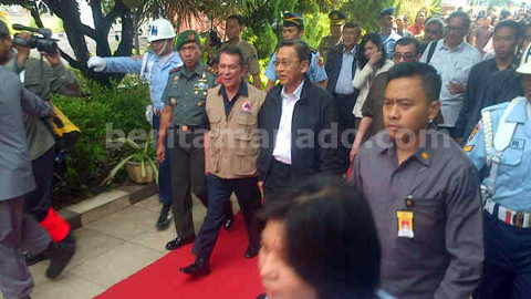 Boediono ketika tiba di Bandara Sam Ratulangi Manado (foto beritamanado)