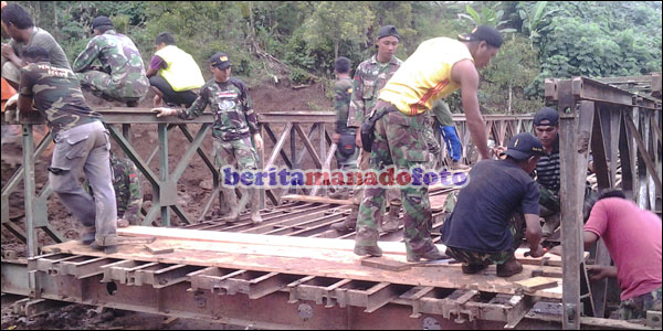 Personil Denzipur 4/YKN Manado menyelesaikan pembangunan jembatan bailey.