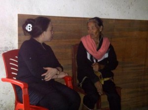 Eva Sarundajang saat Mengunjungi salah seorang warga Minahasa Utara yang sedang sakit