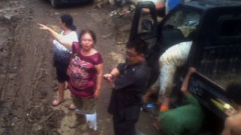 Kaloh ketika berdialog dengan salah satu warga korban bencana Manado (foto ist)