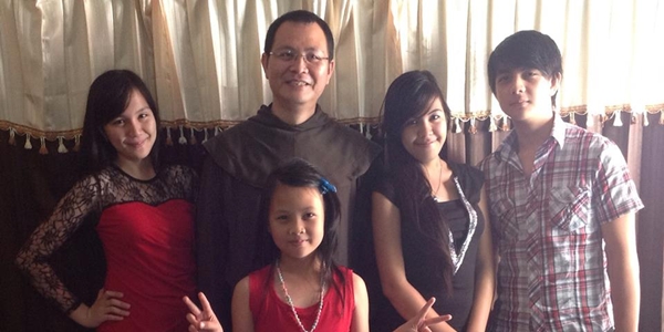 Fr. Vence Sompotan OCD (jubah coklat) Bersama Keponakan