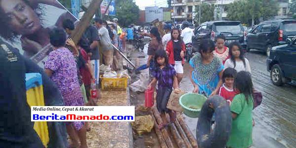 Jembatan Miangas - Masyarakat mencari barang yang dapat dipakai kembali