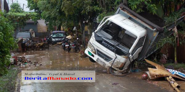 Kendaraan warga yang hanyut akibat banjir di Manado