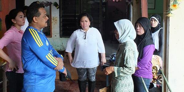 Ketua DPRD, Meiva Salindeho-Lintang dan Benny Rhamdani serta Winda Titah berinteraksi dengan warga