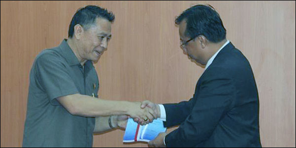 Walikota Tomohon Jimmy Eman SE Ak menerima LHP atas kepatuhan pengelolaan sumber daya manusia dari BPK perwakilan Sulut.