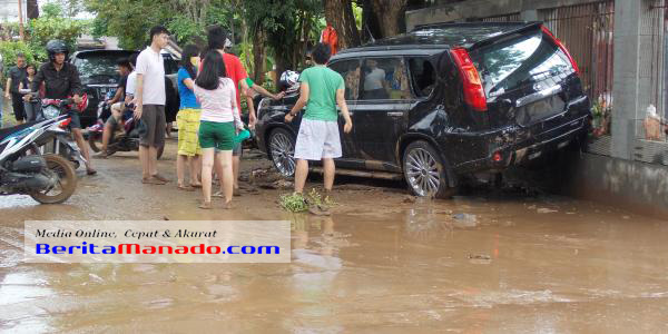 Mobil warga yang hanyut oleh arus banjir di Manado