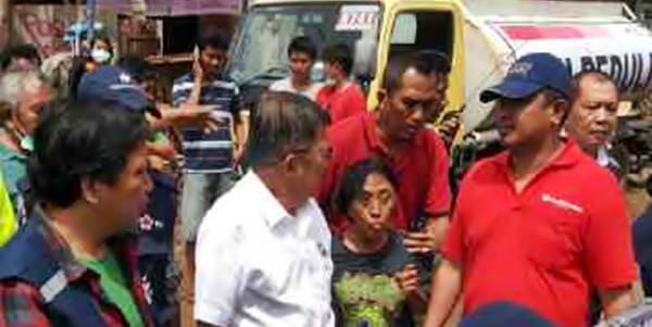 PMI Sulut - Kunjungan Jusuf Kalla di Keluarahan Banjer