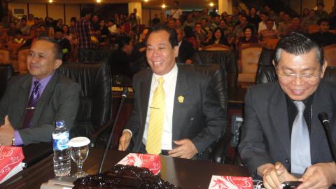Vanny Kaparang (tengah), duduk perdana di kursi anggota dewan (foto beritamanado)