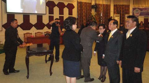 Penyematan PIN oleh pimpinan DPRD Meiva Lintang dan Arthur Kotambunan (foto beritamanado)