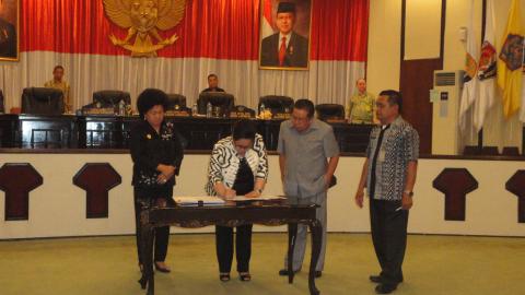 Penandatanganan RKT 2014 oleh pimpinan DPRD (foto beritamanado)