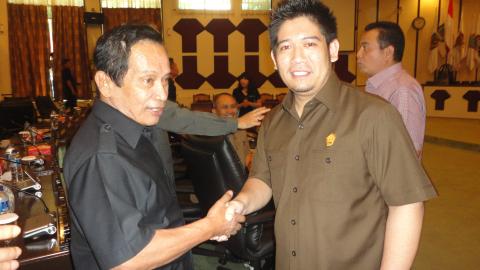 Raski menyalami wakil ketua komisi 4 Idrus Mokodompit (foto beritamanado)