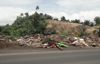 Sampah yang menumpuk di Ringroad (foto beritamanado)