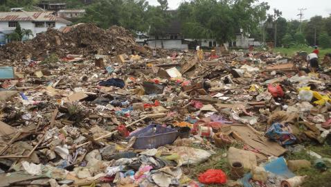 Lapangan Perkamil depan SMAN-4 berubah menjadi ladang sampah (foto beritamanado, Jumat 24/01/2014)