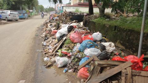 Sampah masih menumpuk di Perkamil (foto beritamanado, Jumat 24/01/2014)