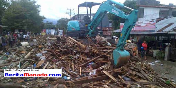 Sario - Pembersihan sampah menggunakan alat berat dan TNI