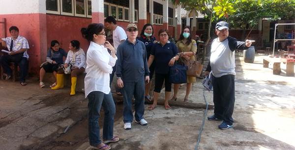 Wakil ketua DPRD, Arthur Kotambunan dan anggota Ritha Hamid berkoordinasi dengan Sekwan, Drs John Palandung untuk lokasi kerja bakti