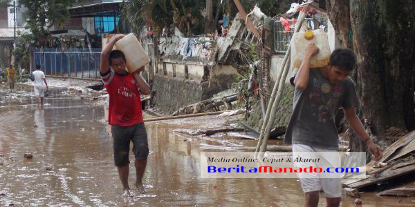 Warga terpaksa mengambil air bersih jauh dari rumahnya pasca bencana banjir di Kelurahan Tikala Baru