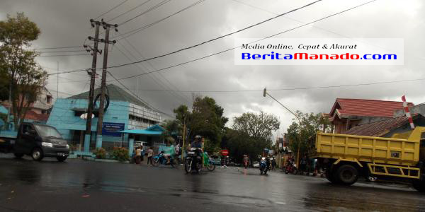Akses Jalan menuju kantor Walikota Manado (Jalan Lumimuut ) ditutup akibat banjir