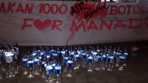 Aksi pengumpulan air mineral untuk korban bencana banjir Manado oleh Oi Bitung (foto ist)