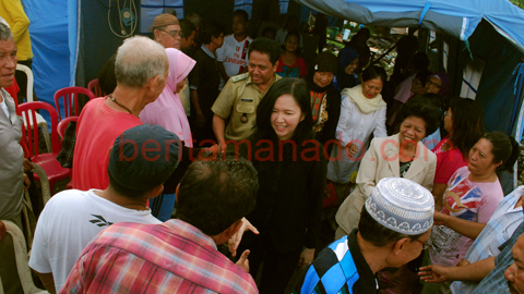 Aryanti ketika menemui warga Pasar Tua (foto beritamanado)