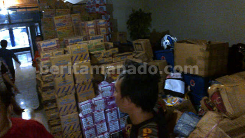 Bantuan yang menumpuk di Posko Kantor Walikota (foto beritamanado)