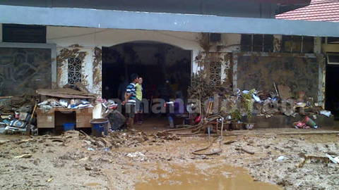 Halaman Kantor DPRD yang masih ditutupi lumpur (foto beritamanado)