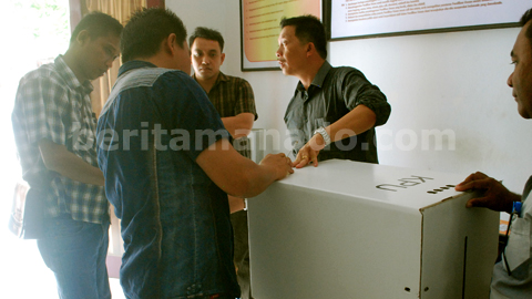 Panwas bersama ketua KPU ketika memeriksa kotak suara model baru (foto beritamanado) 