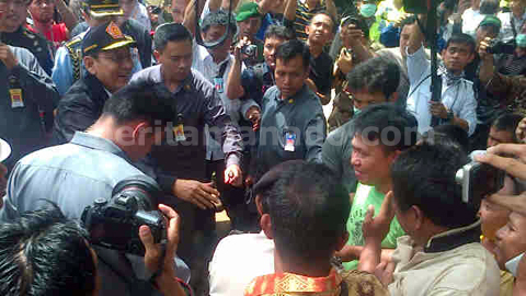 Boediono ketika mengunungi lokasi bencana Manado (foto beritamanado)