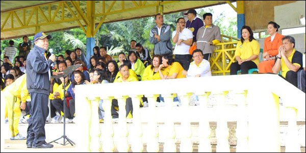 Sekretaris Kota Tomohon DR Arnold Poli SH MAP saat membuka pertandingan olahraga antarSKPD dan kelurahan.