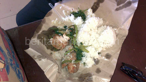 Nasi bungkus yang disantap para PNS dengan lauk daging ayam di Posko Bencana Manado (foto beritamanado)
