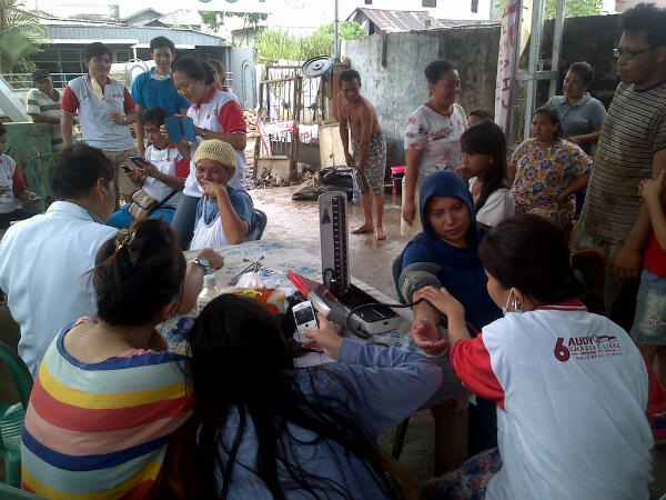 Warga korban bencana mendapatkan pelayanan kesehatan gratis dari tim medis TIDAR Sulut
