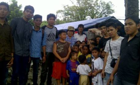 Penyaluran bantuan di posko pengungsi di Kelurahan Paldua