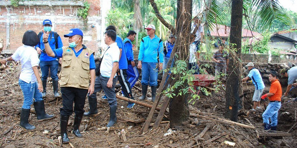 Wakil Gubernur Sulut Dr Djouhari Kansil saat memimpin bakti sosial usai terjadi bencana banjir di Manado