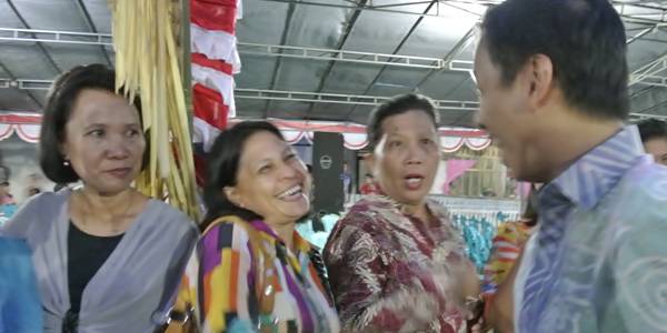 Fabian Sarundajang (kanan) bersama warga