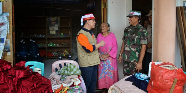 Gubernur S H Sarundajang saat mengunjungi warga yang jadi korban bencana
