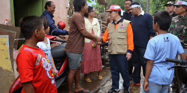 Gubernur Sulut S H Sarundajang saat mengunjungi warga Kota Manado yang menjadi korban bencana
