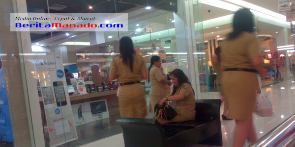 Sejumlah PNS saat berada di salah satu Mall di Kota Manado