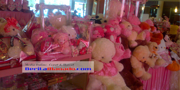 Asesoris Valentine yang dijual di pusat-pusat perbelanjaan di Kota Manado