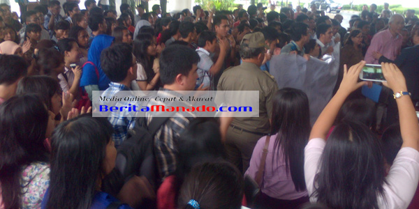 Ratusan mahasiswa dan dosen Fakultas Kedokteran Unsrat demo di kantor gubernur Sulut