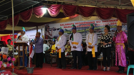 Syerly Adelyn Sompotan (kotak-kota) bersama tokoh adat Desa Kalinaun Kecamatan Likupang Timur