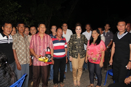 Syerly Adelyn Sompotan bersama masyarakat Desa Kawangkoan Baru