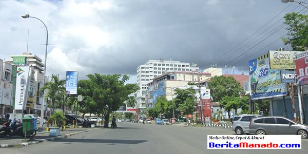 Jalan Piere Tendean Boulevard, Manado - Di kejauhan tampak ITCenter dan Hotel Aryaduta