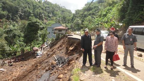 Pimpinan dan personil komisi 3 Deprov saat mengunjungi lokasi longsor di km 12 jalan Manado-Tomohon, Rabu 05/02 (foto beritamanado)
