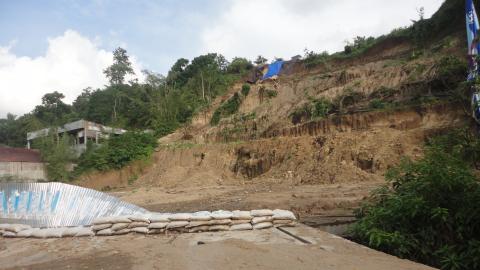 Di belakang lahan ada bukit tinggi yang diatasnya ada kuburan Cina (foto beritamanado)