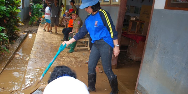 Para PNS Pemprov saat melakukan bakti sosial di sekolah-sekolah saat jadi korban banjir di Manado