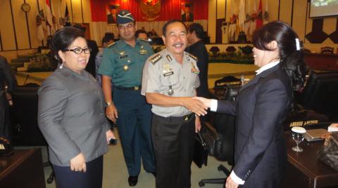 Kapolda Sulut bersalaman dengan anggota DPRD usai rapat paripurna (foto beritamanado)
