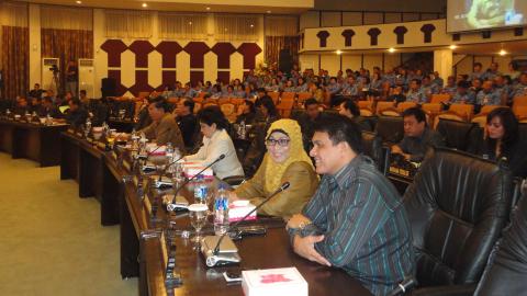 Suasana rapat paripurna. Foto anggota DPRD Djafar Alkatiri dan Rosmawati Nasaru (foto beritamanado)